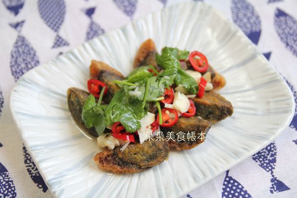 煎好的皮蛋上放入切段的香菜 
並淋上調好的醬汁就可以上菜囉