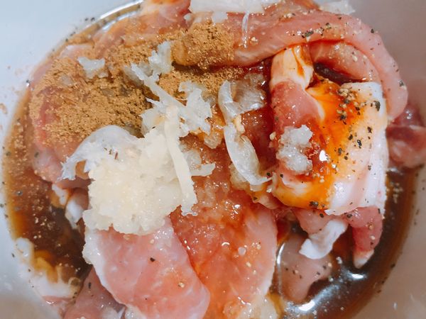 將里肌肉用肉鎚或刀背稍作拍打，找一容器，將所有材料（除了蛋、樹薯粉及太白粉）與肉充分拌勻後，醃製4小時或隔夜