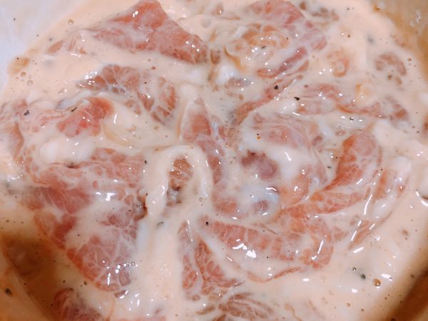 取出醃好的肉，加入一顆蛋、樹薯粉及太白粉，充份拌勻後，靜置15分鐘左右