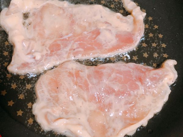 起油鍋，用半煎炸的方式煎豬排