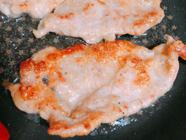 將豬排煎至金黃色，就差不多熟了（如果用氣炸鍋者，以180度氣炸8分鐘，翻面，如肉表面有白色粉狀，可以噴或刷點油，再以200度氣炸3-4分鐘，就完成囉！氣炸的時間，會因一次氣炸食材的量，有所增減喔）