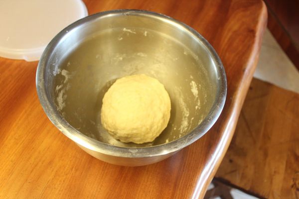 將麵皮材料混勻，揉成有筋性麵糰，覆蓋後靜置2小時，或放冰箱冷藏發酵一夜。