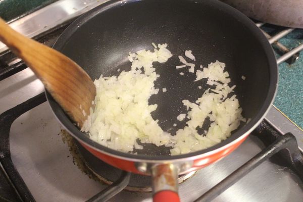 將洋蔥切碎，以橄欖油炒至變軟變色。