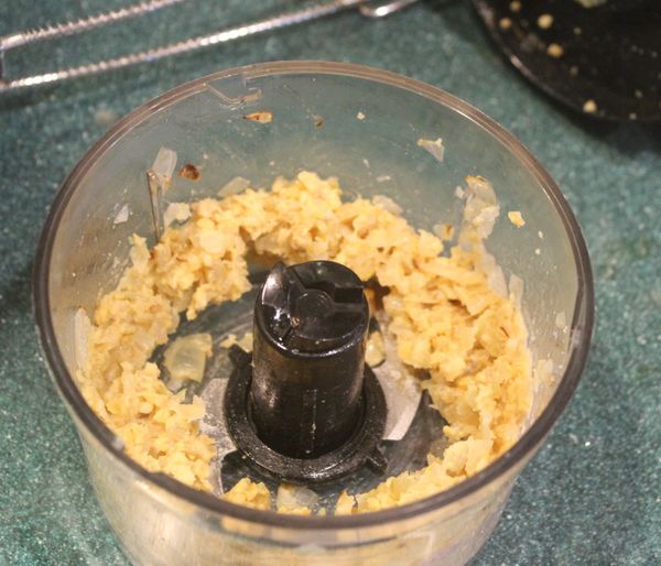 鷹嘴豆和炒好的洋蔥放入調理機打成泥。