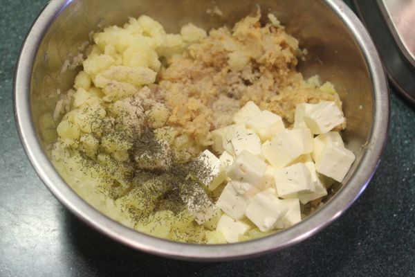馬鈴薯泥、洋蔥鷹嘴豆泥、費達起士、鹽、胡椒和時蘿，全部混勻成內餡。