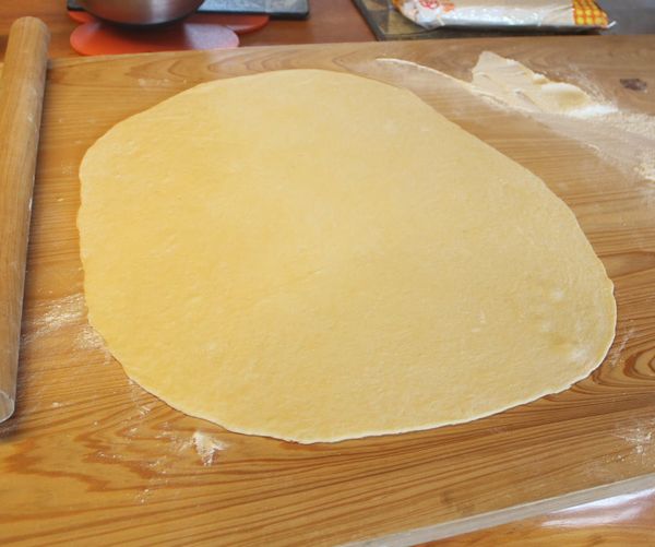 發酵好的麵糰桿成薄薄的麵皮。