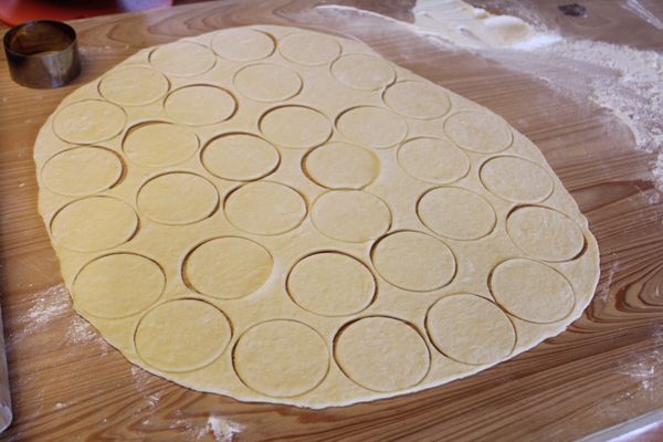 用6公分鐵圈壓出一個個圓麵皮。
