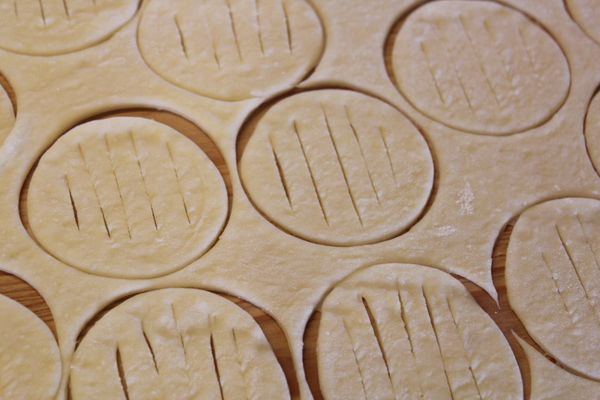 每個麵皮以尖刀畫出5個刀痕，但不要把麵皮切斷。