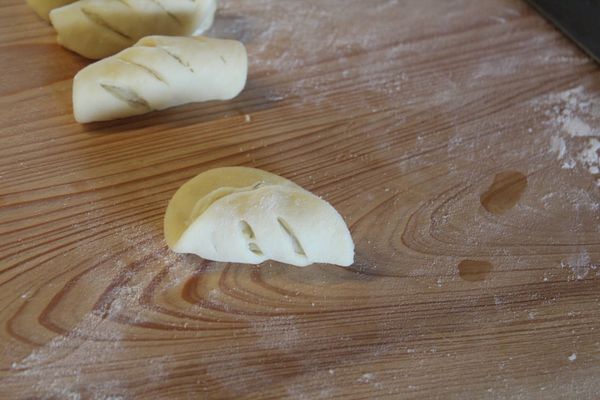 斜斜的捲起，收口朝下。