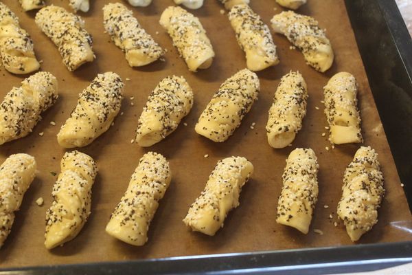 抹上蛋黃液，沾上芝麻或嬰粟籽。覆蓋後，發酵30分鐘。