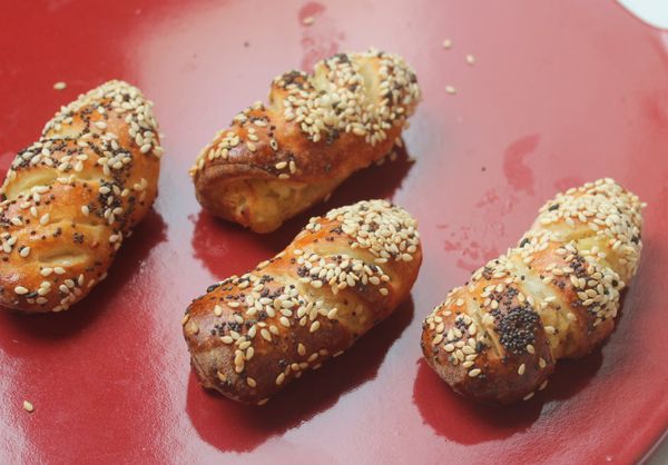 外皮酥香，內裡馬鈴薯融合起士，好吃。鷹嘴豆是隨意添加的，也讓風味更為豐富。