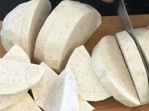 芋頭切塊，進去電鍋蒸