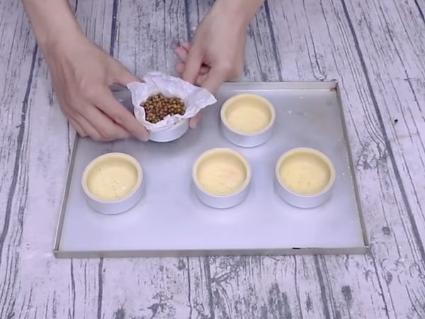 放入膜內，把多餘的皮剪掉，底部用叉子戳洞，放入烘焙紙跟紅豆
190/150度，烤20分