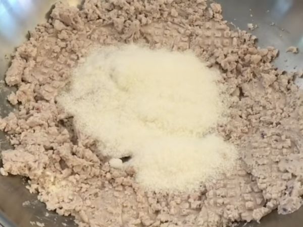 趁熱加入糖，拌至融合均勻