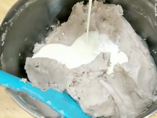 倒入鮮奶油，牛奶，打發鮮奶油，拌勻