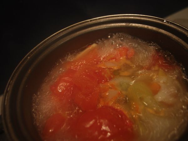 然後就開火煮到滾，煮到滾之後蕃茄應該爛了，丟豬肉（就剁一剁大概一口大小～），轉小火慢～慢～滾～也就是控湯吧我想控湯是這個意思吧（就是煲湯？）