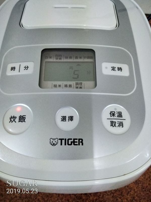 長米泡水1天，洗凈入內鍋1杯米，2/3杯水。上層菜盤放入豬腳取肉切塊，泡好香菇切半，加入調味和水。蓋上鍋蓋"選擇"-)按"長米"-)按"炊飯".