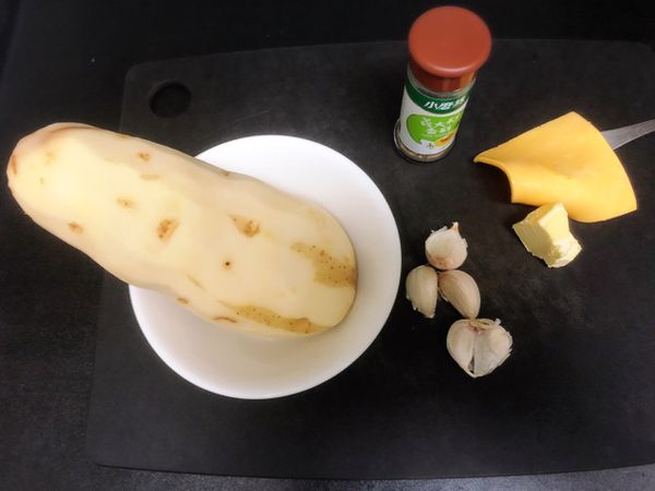 外面的人好像都不削皮，但我覺得怪我不行，所以我削一半（有比較好？）