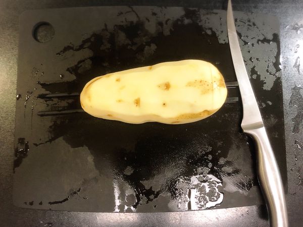 下面擺兩根筷子，開始切它