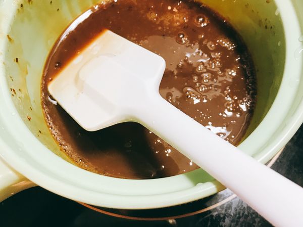 先將黑糖及三溫糖放至容器內➕入少許鮮奶低溫融爲糖漿，