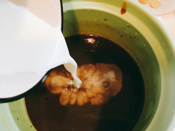 待融化後加入剩餘的鮮奶 注意溫度不宜太高只能低溫否則容易焦掉， 將鮮奶與糖漿伴勻