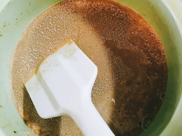 再加入即溶酵母伴勻