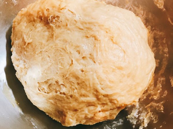 等待成麵粉成糰後抹上ㄧ點沙拉油後用保鮮膜封起來做第一次發酵即可