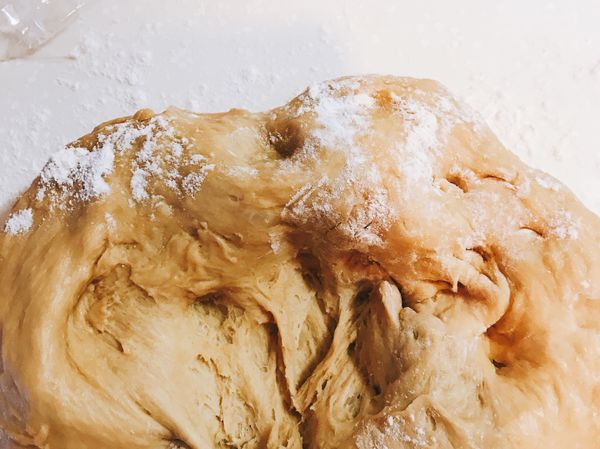 發酵後比原來大ㄧ倍壓下去充滿氣孔、表示完成！