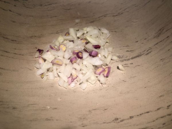 蒜末， 洋蔥末放入鍋內， 加入橄欖油，炒香至金黃色.