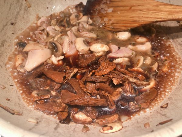 最後在加牛肝菌菇.
此時加入迷迭香，百里香及海鹽調味
先把一半的牛肝菌菇水加進去，再分次加進去鍋內燉煮.