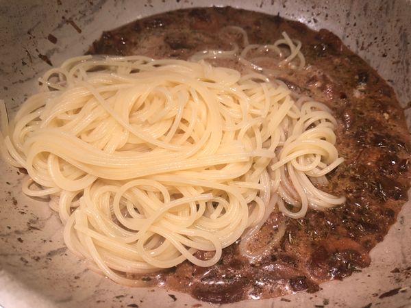 另一鍋水， 把義大利麵煮熟.
再把煮好的麵加進去牛肝箘菇醬料鍋