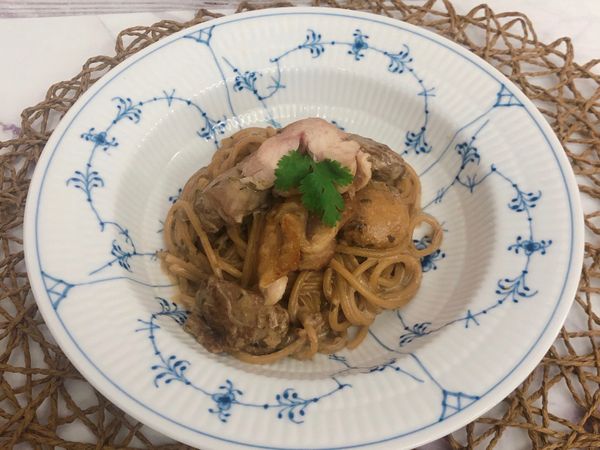 最後擺盤後加點香菜葉即可上桌