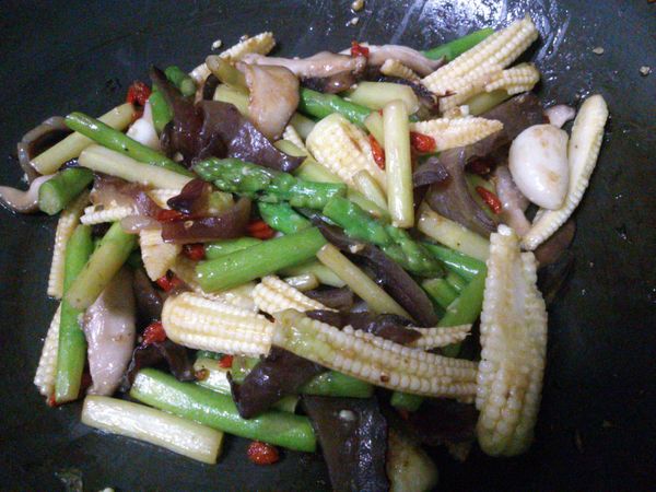 黑胡椒醬丟入加點米酒嗆鍋邊~~~加一點點水~~加糖