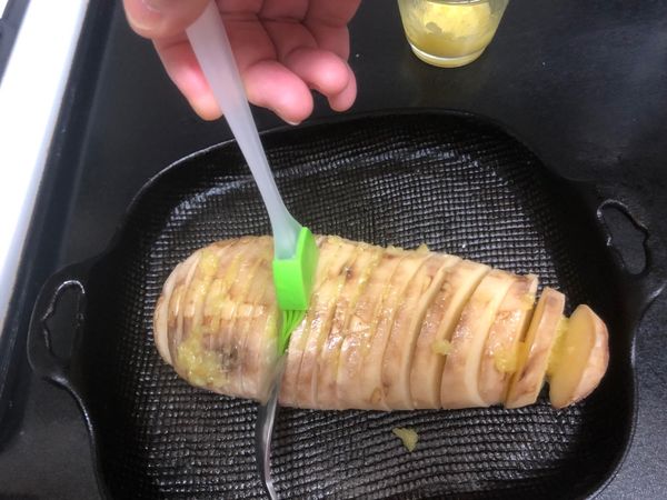 其實從這裡開始是指派配偶來做。
因為我上次做到一半就被他叫走了，等我們要做已經是兩天後了，馬鈴薯都變畸形了（應該看的出來吧）
所以影響我做菜心情，就交給他了。

把奶油融化，加上蒜泥。
*其實我有加一點鹽，但很後悔，因為根本沒必要、太鹹了。
外面的人還會放黑胡椒粒，但我沒有，所以我沒放我很隨性。