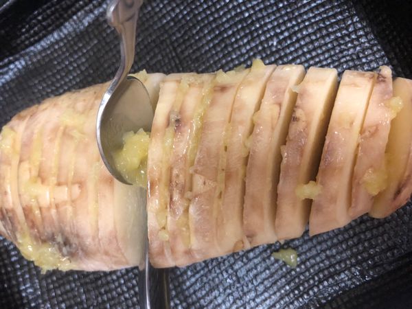 把剛剛醬料的刷進去每一片馬鈴薯片裡，但因為刷感覺很不多，我們最後直接拿湯匙塞進去抹

我蒜泥太多了我好後悔