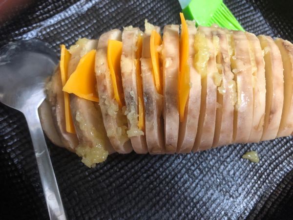 塞起司片，或是妳家有火腿片還什麼的片狀類、妳想塞都可以