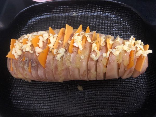 把剩下醬料都抹上去
灑點鹽巴、義大利香料、刨一點奶油。
就可以進烤箱烤了。

我是用200度下火30分鐘，再上下火烤10分鐘，完。