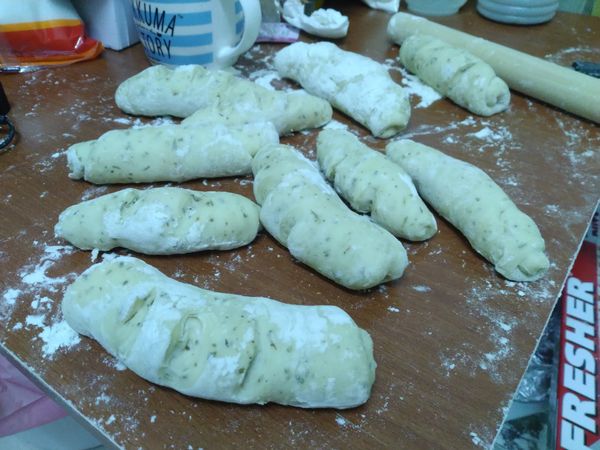 取出，在整成橄欖型封口捏緊，表面用剪刀剪出三個洞，再放入發酵箱約15分鐘