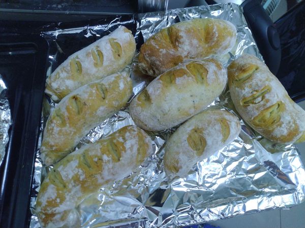 取出，烤箱先預熱再將做好的麵包置入烤箱以200度烤至10-15分鐘，表面金黃上色即可取出