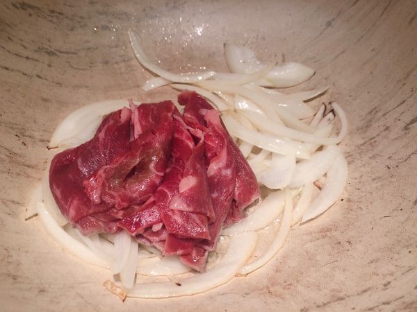 鍋內放入蒜末, 洋蔥, 炒熟放牛肉片.