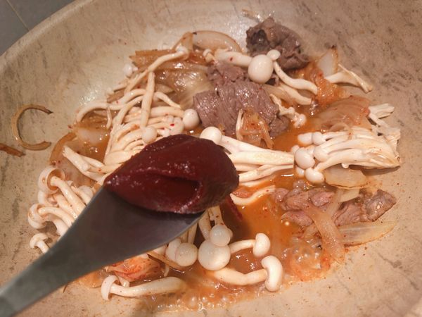 最後加豆腐與舞菇, 小火燉煮約5分鐘, 收乾湯汁即可.
裝盤加點蔥花就完成了!!