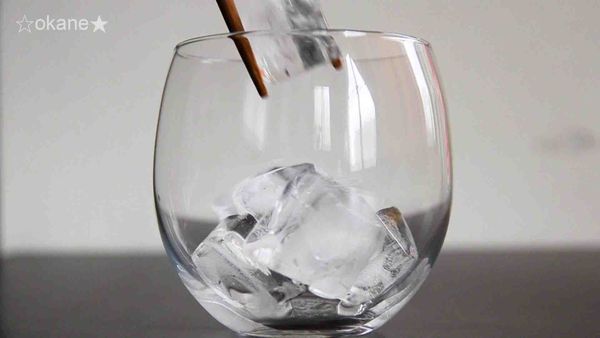 適量冰塊入杯，也可以不加冰塊，只是視覺感就少了點。