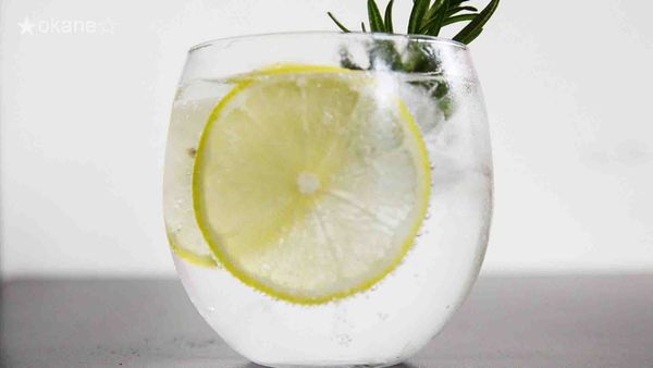 最後插入一支新鮮的迷迭香，完工。