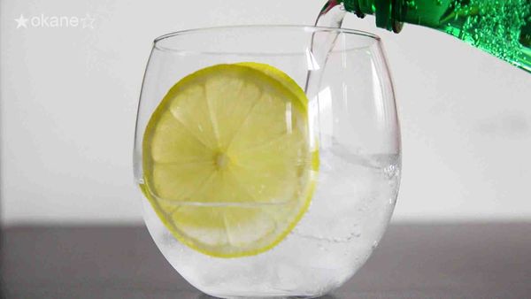 添入檸檬片和檸檬氣泡水，擠一些檸檬汁風味更明顯。