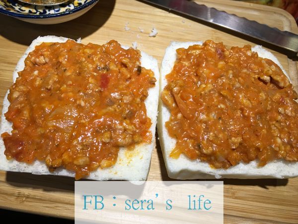 塗上番茄起士肉醬，「無水起士番茄肉醬_簡易一鍋煮」食譜：https://icook.tw/recipes/226756