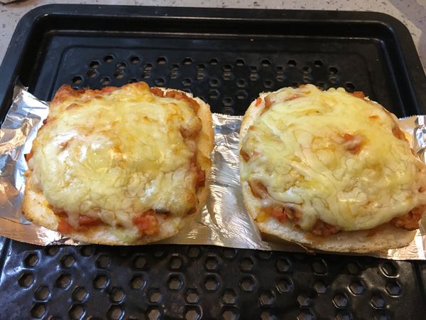 饅頭邊緣脆內柔軟，肉醬起士香濃