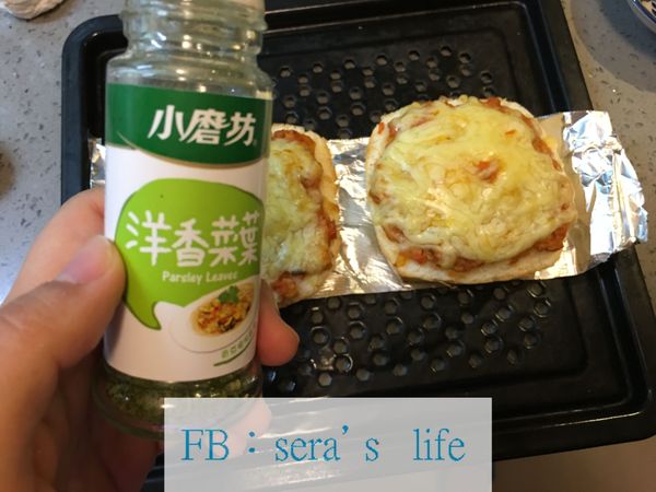 撒上洋香菜葉。輕鬆快速早餐