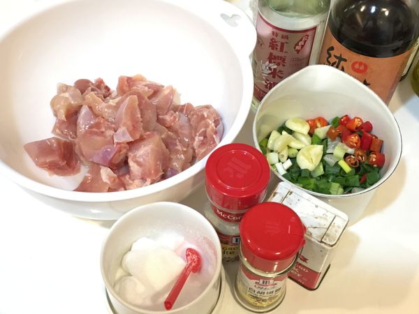 雞腿去皮切塊，蒜頭拍碎，蔥、辣椒切成小段備用。
雞肉以一咪咪鹽、胡椒粉、米酒醃15分鐘。