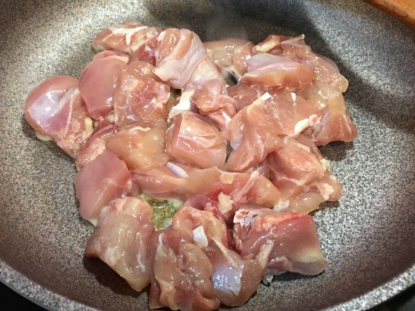 熱鍋熱油以小火將雞腿煎至金黃，約3-5分鐘。