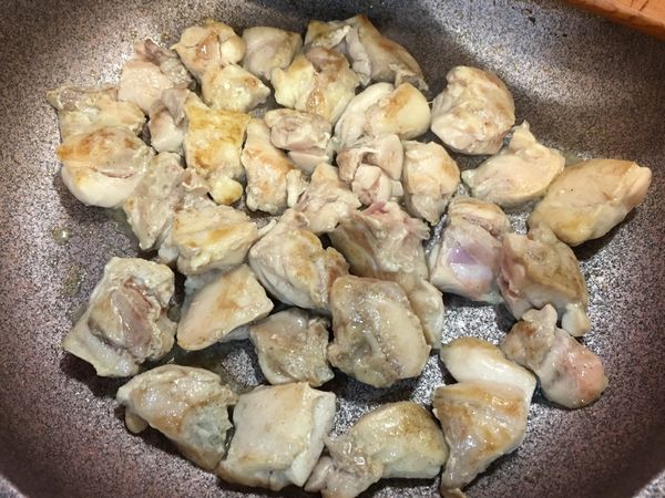 翻面後上蓋悶至雞腿軟嫩，約8-10分鐘。